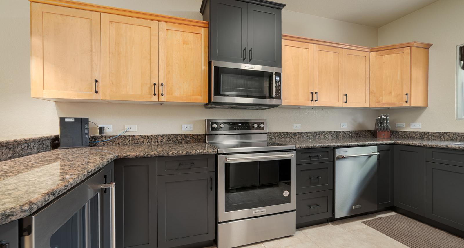 Spacious 3 Bed + Den Townhome At L'ambience in the Cayman Islands — photo 3