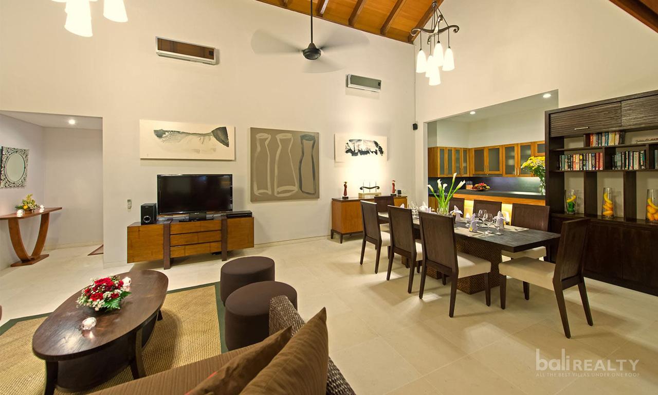 Four Bedroom Villa with Traditional Architecture in Seminyak — photo 4