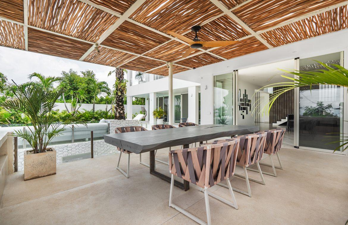 Luxury modern freehold villa with rooftop and Jimbaran Bay views in Jimbaran, Bali, Indonesia — photo 4