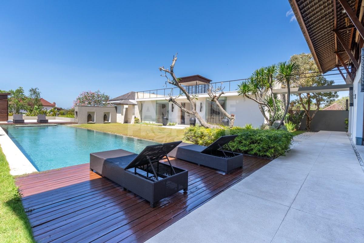 Stylish 5 Bedroom Residence with Panoramic Views — photo 2