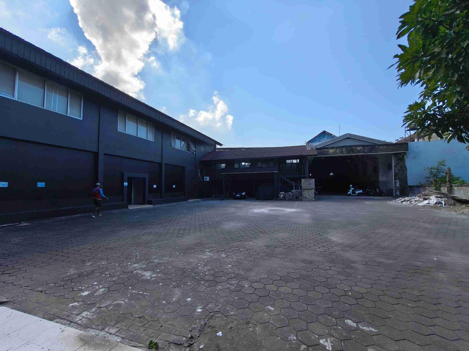 Prime Commercial Building in Strategic Bypass Ngurah Rai — photo 1