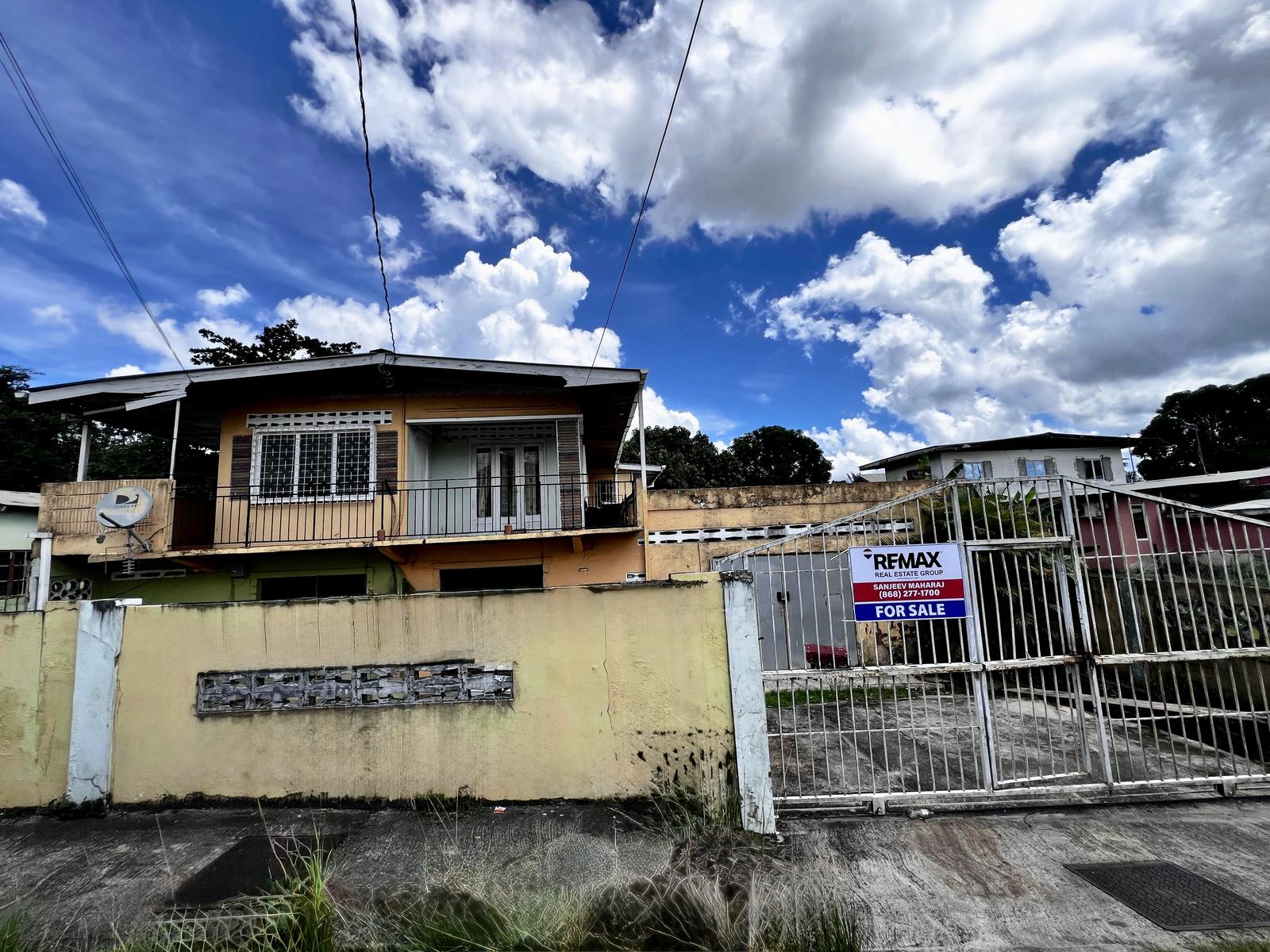Fixer-Upper with Income Potential – Ideal Home & Apartment Conversion — photo 1