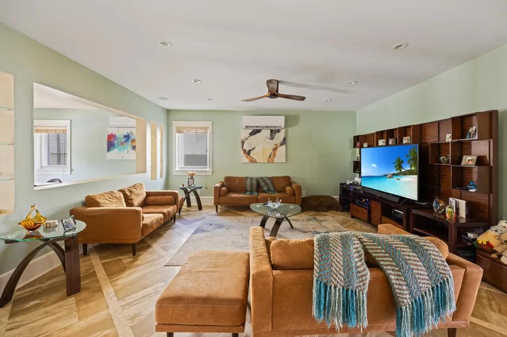 5-bedroom home in Saffron Hill — photo 3