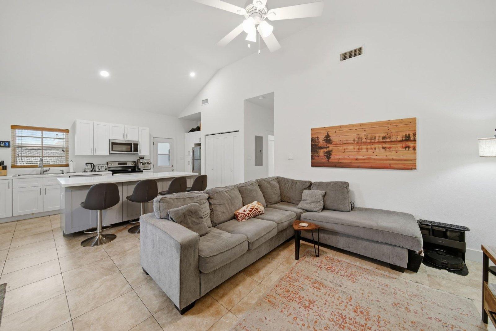 3-bedroom house in East End, Grand Cayman — photo 1