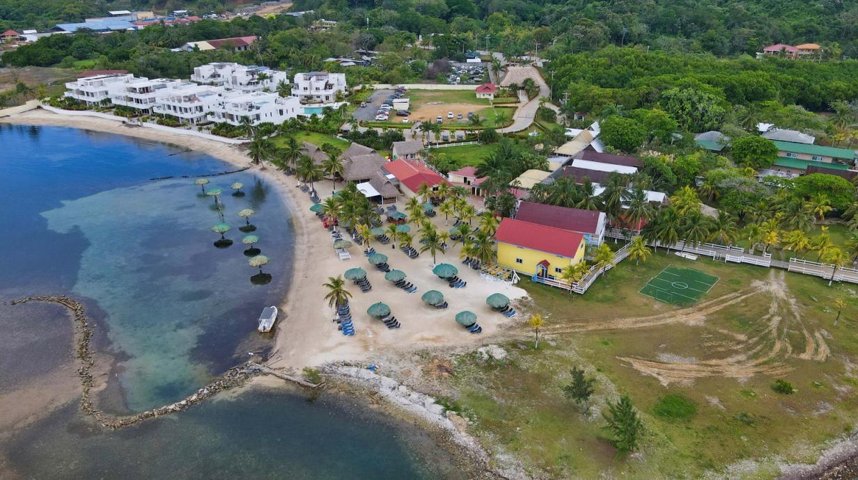 4 bedroom Oceanfront Villa for sale in Las Palmas Roatan — photo 4