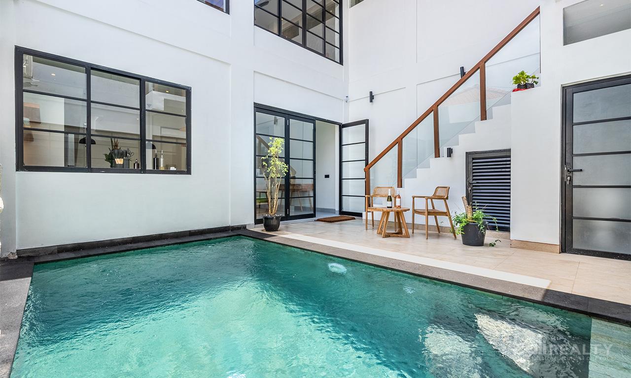 Tropical Three-Bedroom Villa with Rooftop Terrace in Legian’s Tourism Hub, Steps to the Beach – 2864 — photo 1