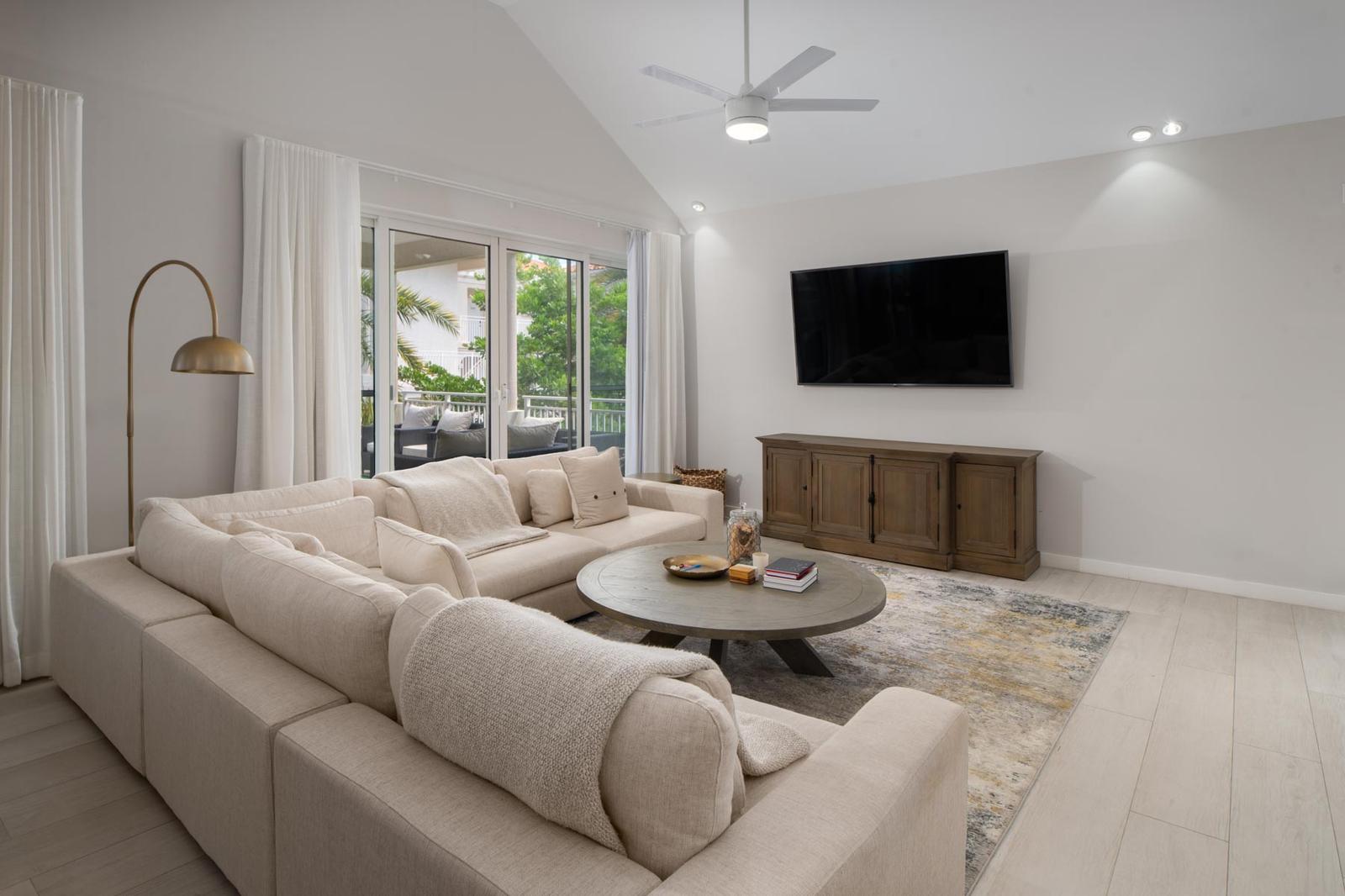 2-bedroom penthouse in Turtle Cove, Turks and Caicos Islands — photo 1