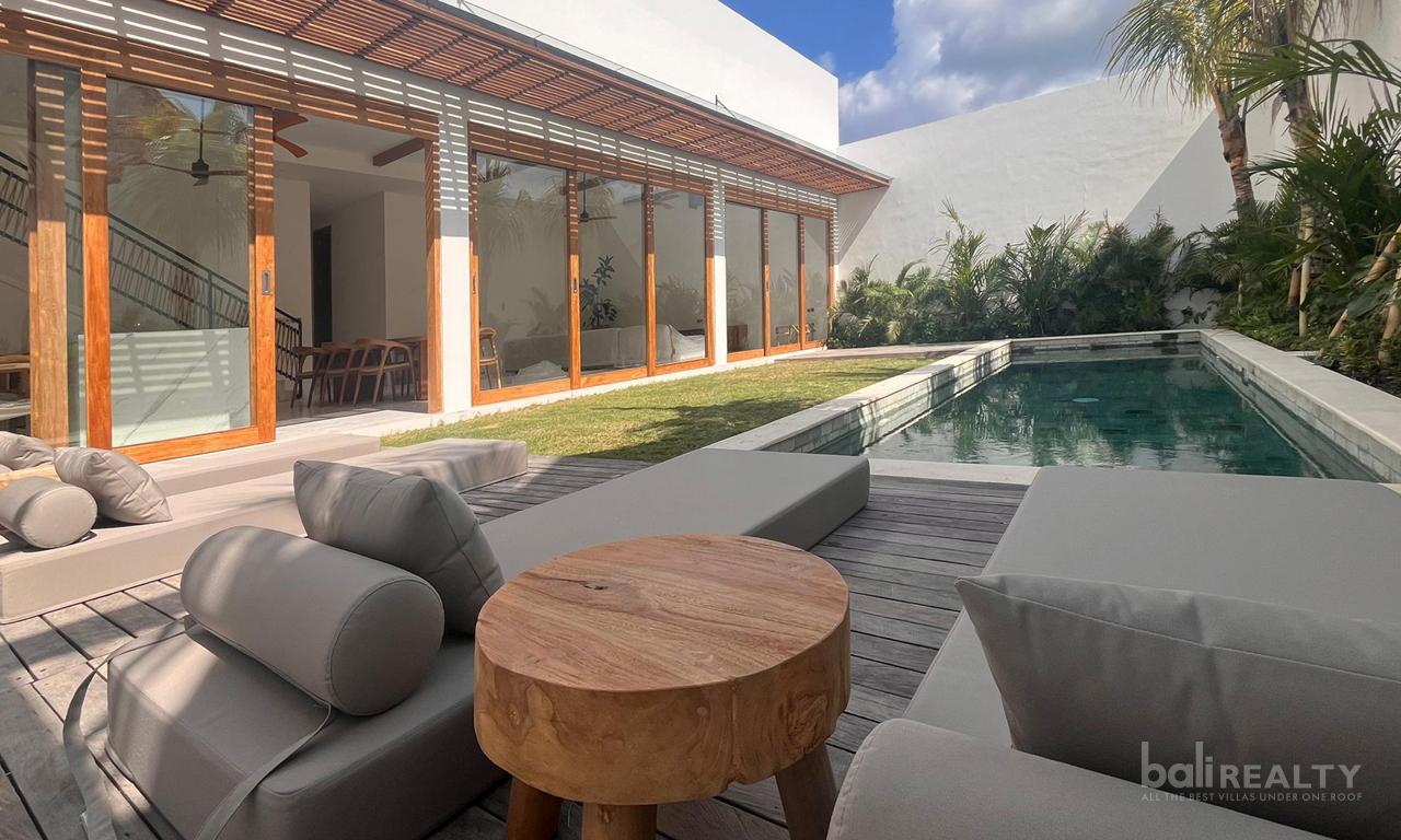 Charming Three-Bedroom Villa with Rooftop and Long Lease in Padonan - 2488 - Canggu, Bali, Indonesia — photo 3
