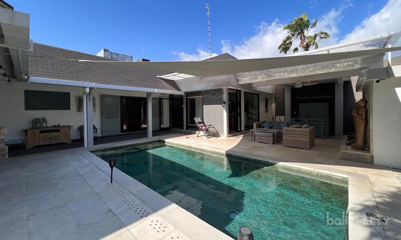 Modern Classic Three-Bedroom Villa in a Strategic Location of Kerobokan with Long Lease — photo 3