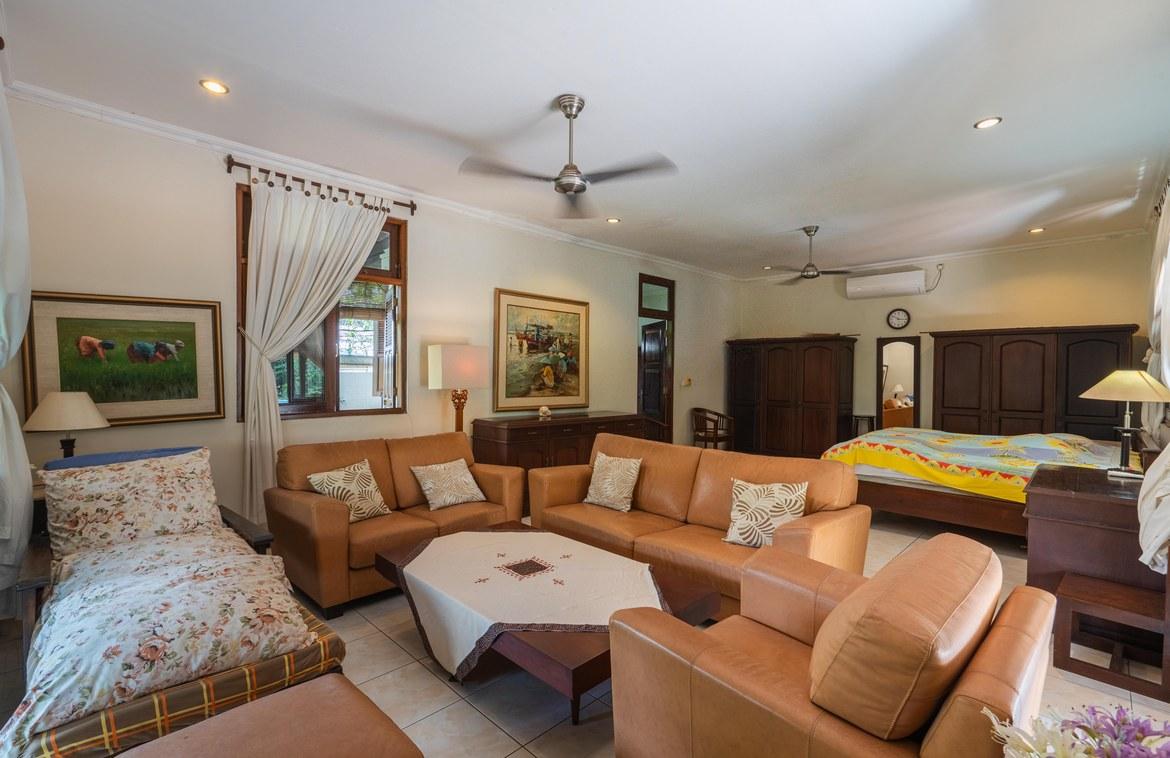 Rare Opportunity to Revitalize a Classic Balinese Cottage in Prime Seminyak — photo 2