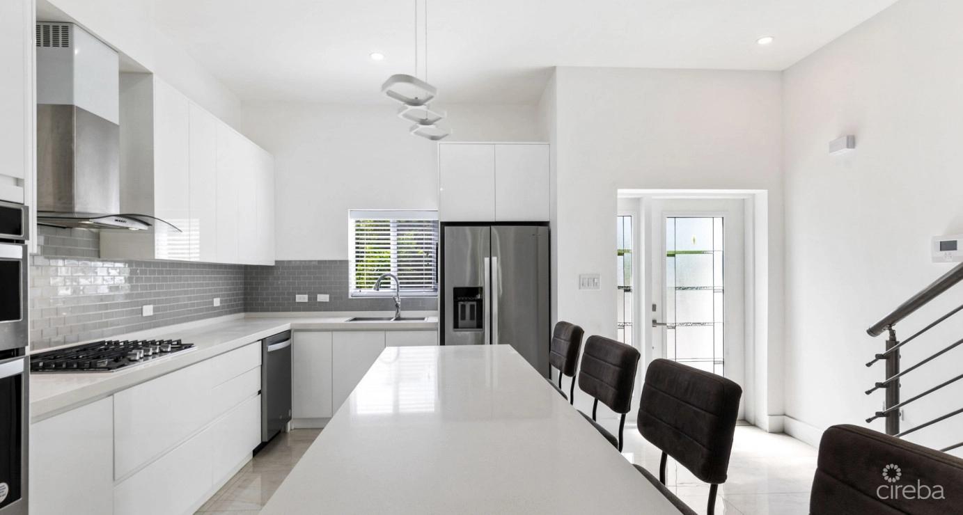 The Mantras #36 (2 Bed, 2.5 Bath South Sound Townhome) — photo 2