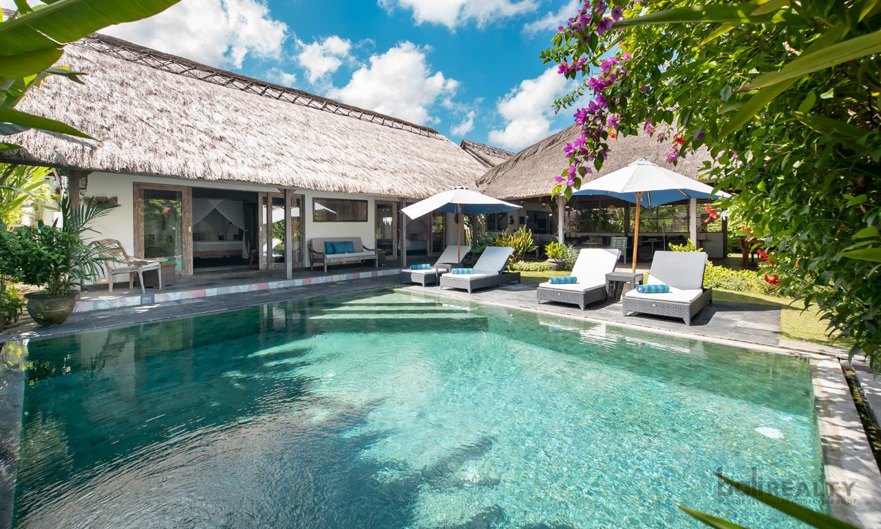 Luxurious 3-Bedroom Balinese Sanctuary in Seminyak — photo 1