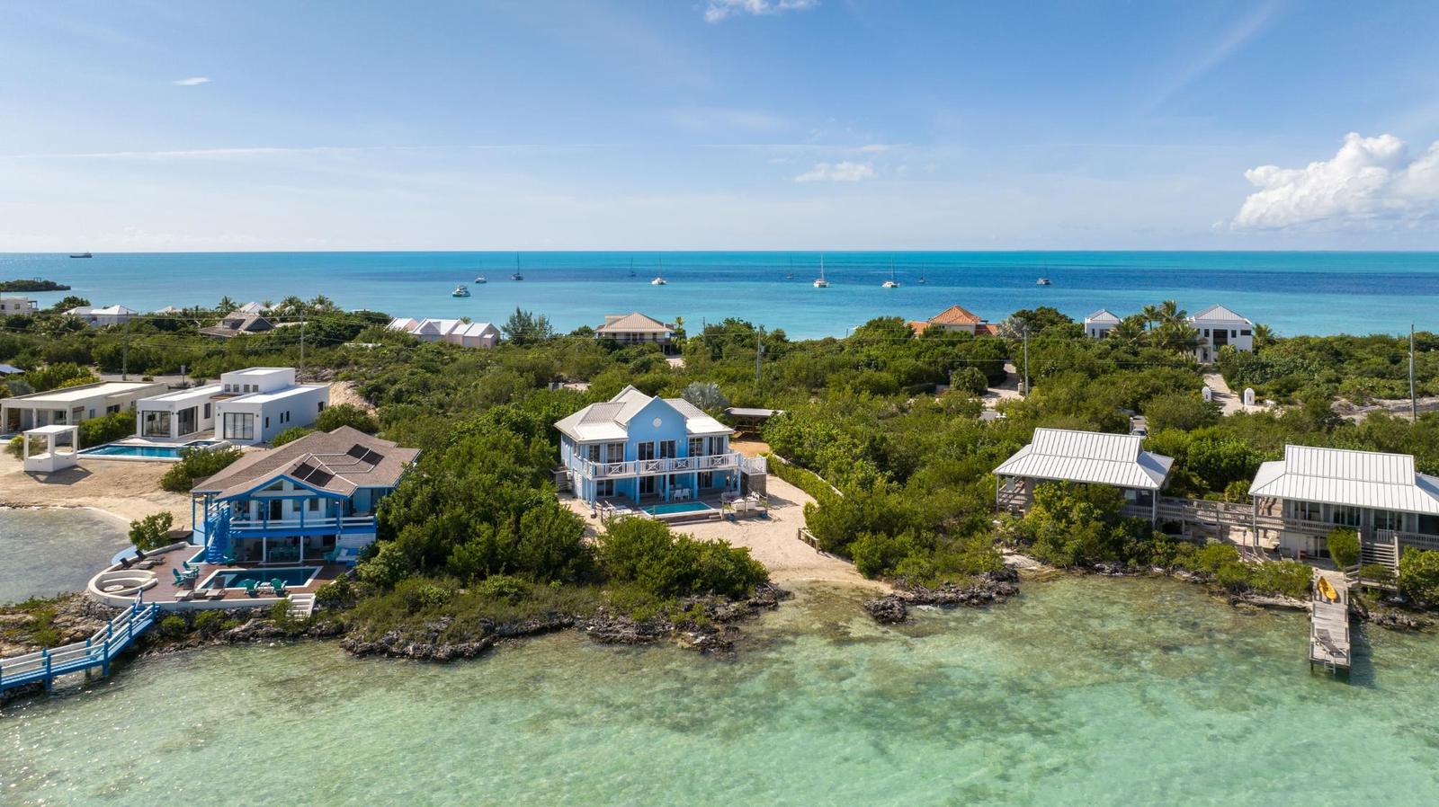 4-bedroom villa in Chalk Sound, Turks and Caicos Islands — photo 2
