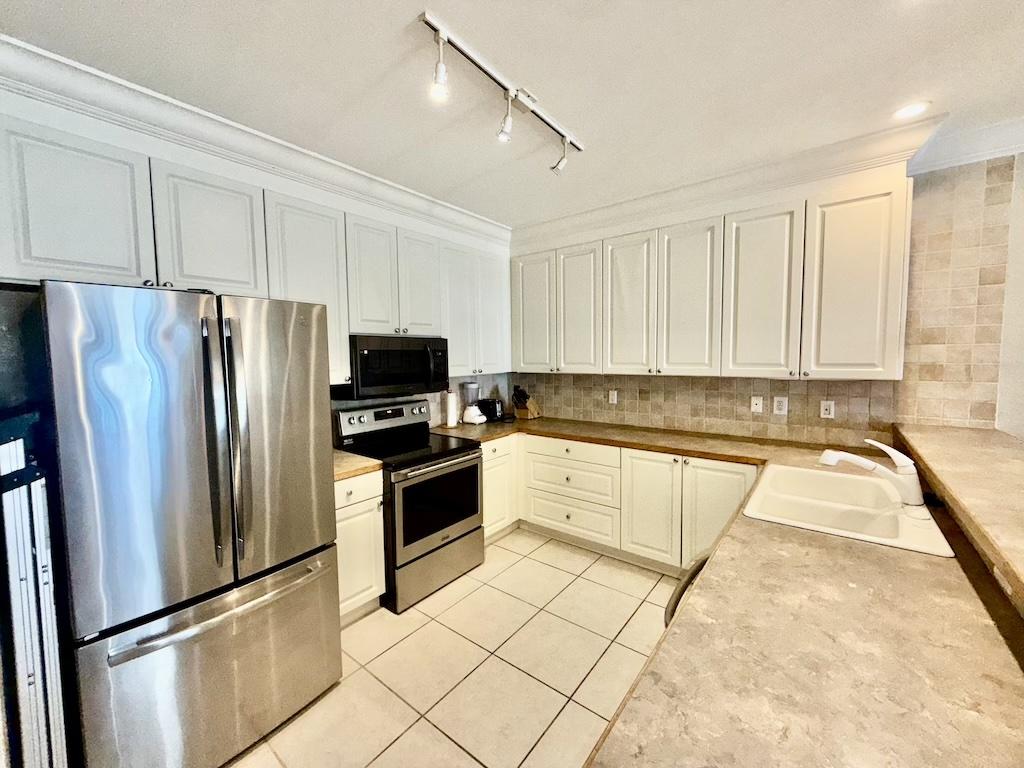 3-bedroom oceanfront condo in Port of Call Villas, Grand Bahama — photo 3