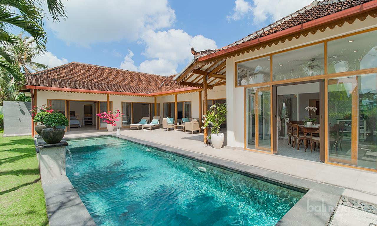 Idyllic Traditional Three-Bedroom Villa with Rice Field Views in Padang Tawang, Canggu — photo 1