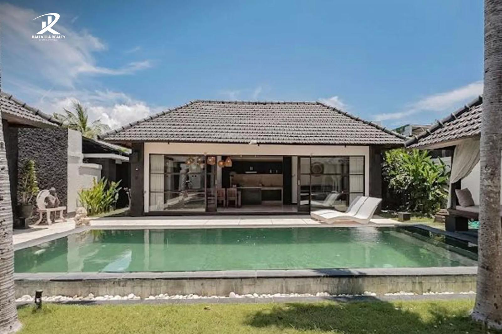 4 Bedroom Freehold Balinese Villa with Swimming Pool in Kerobokan — photo 2