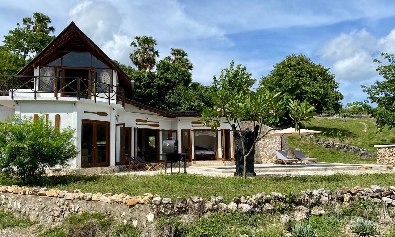 Exclusive Freehold Three-Bedroom Beachfront Villa with Bungalow on Rote Island: Investment Ready — photo 3
