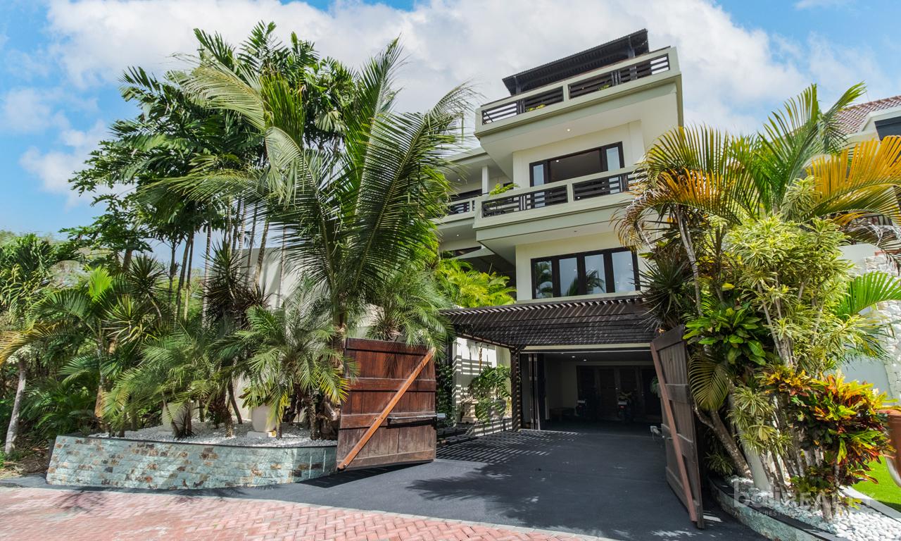 Five-Bedroom Freehold Paradise with Ocean Views of Dreamland Beach, Pecatu — photo 1