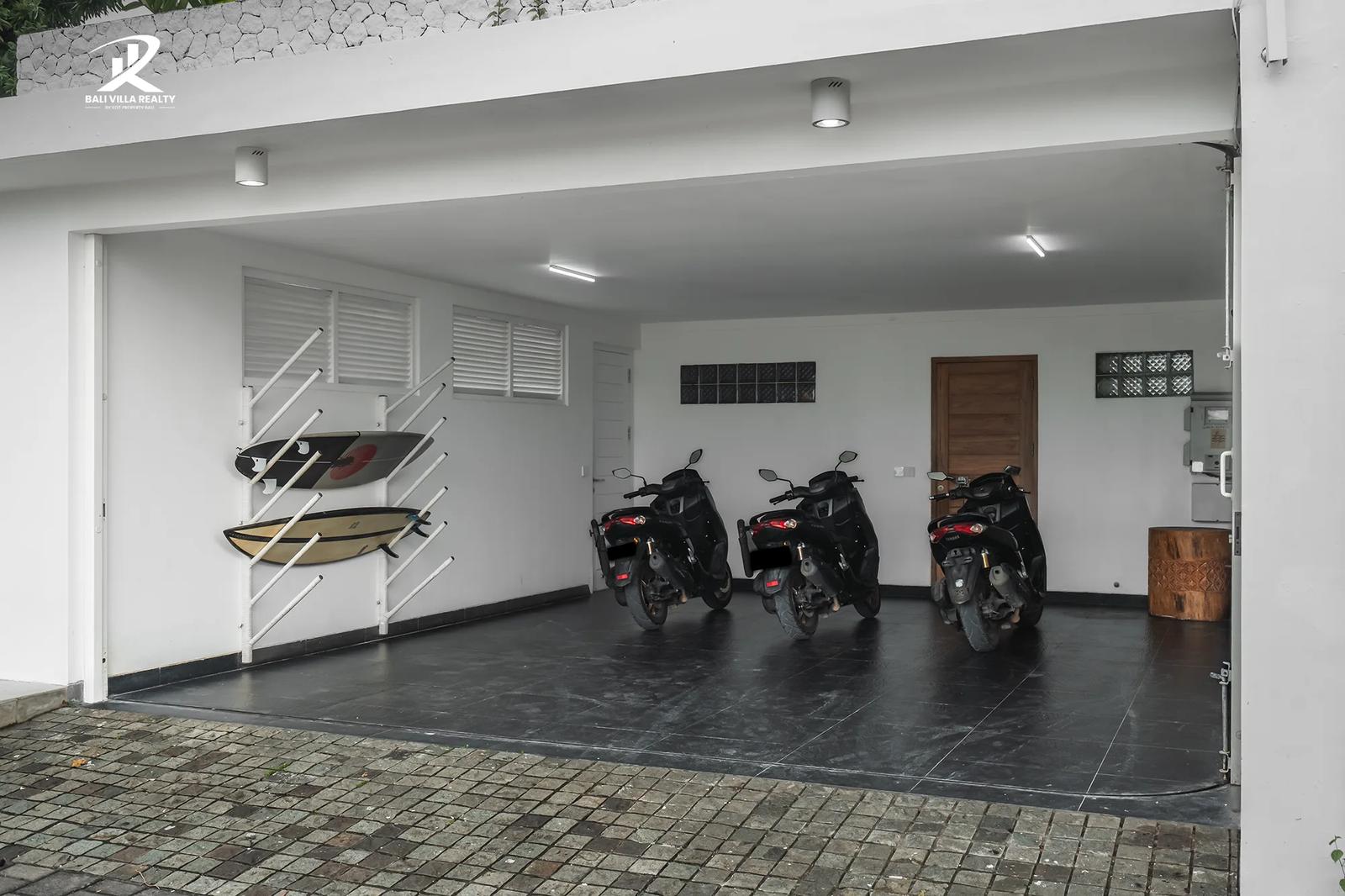 4 bedroom Leasehold Villa with Ocean View Rooftop in Ungasan — photo 4