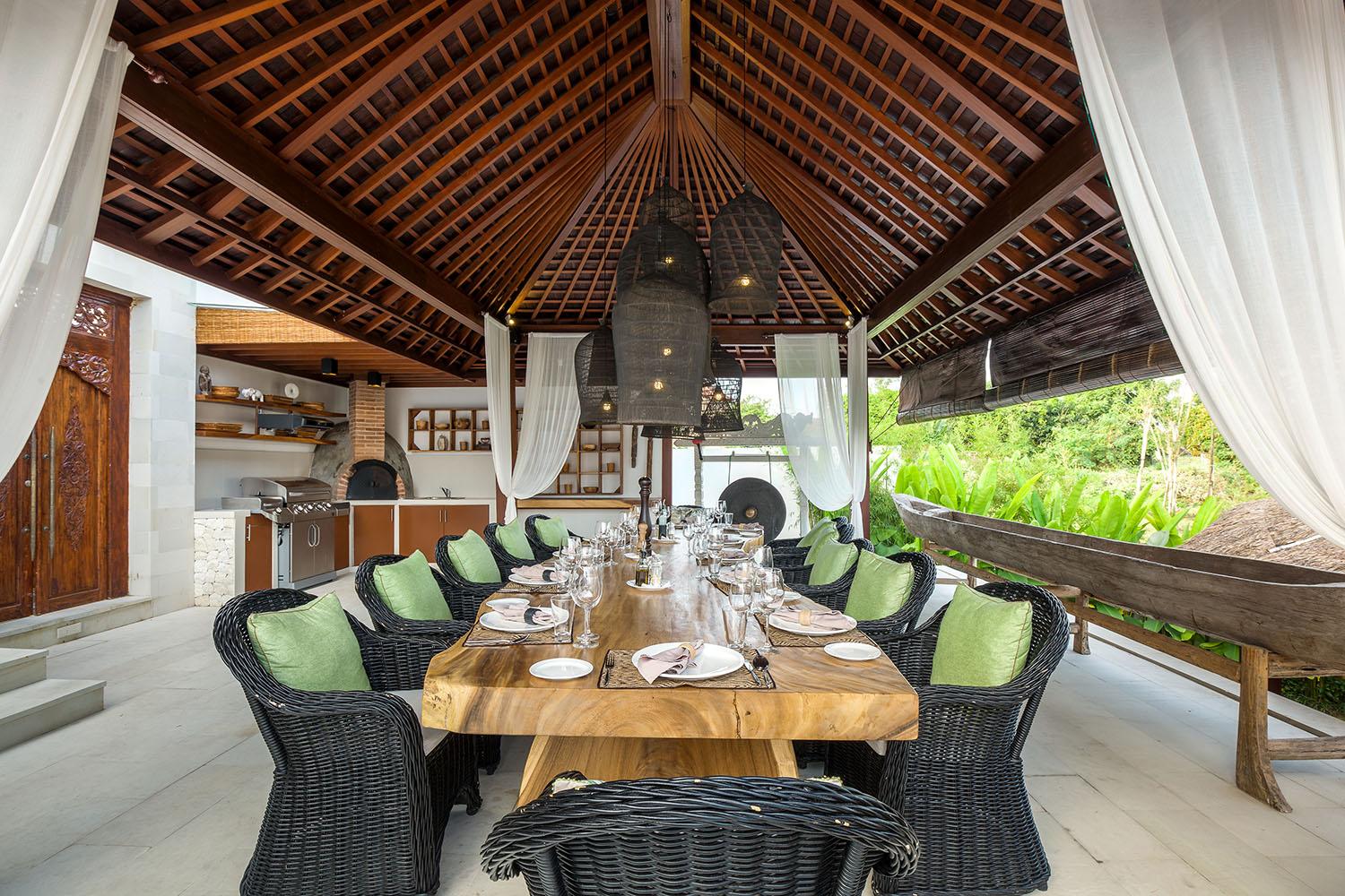Refined Six-Bedroom Tropical Estate in Bumbak — photo 5