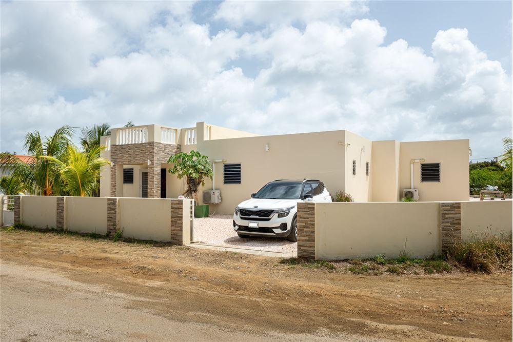 Spacious Family Home with Separate Studio — photo 1