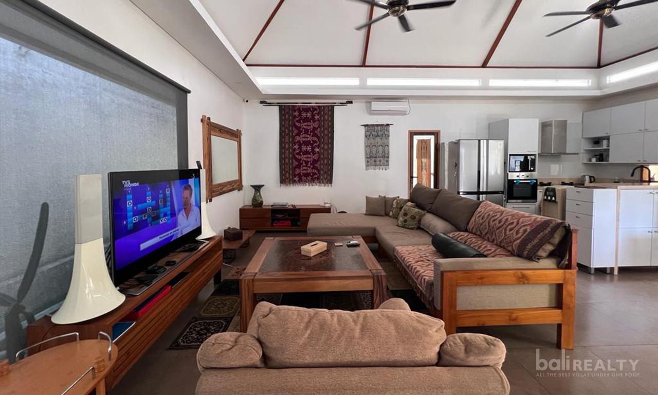 Modern Classic Three-Bedroom Villa in a Strategic Location of Kerobokan with Long Lease — photo 4
