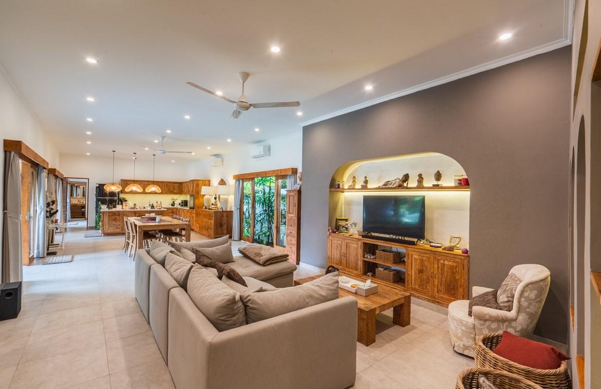 Spacious and tranquil 4-bedroom villa in Buduk in Canggu, Bali, Indonesia — photo 3