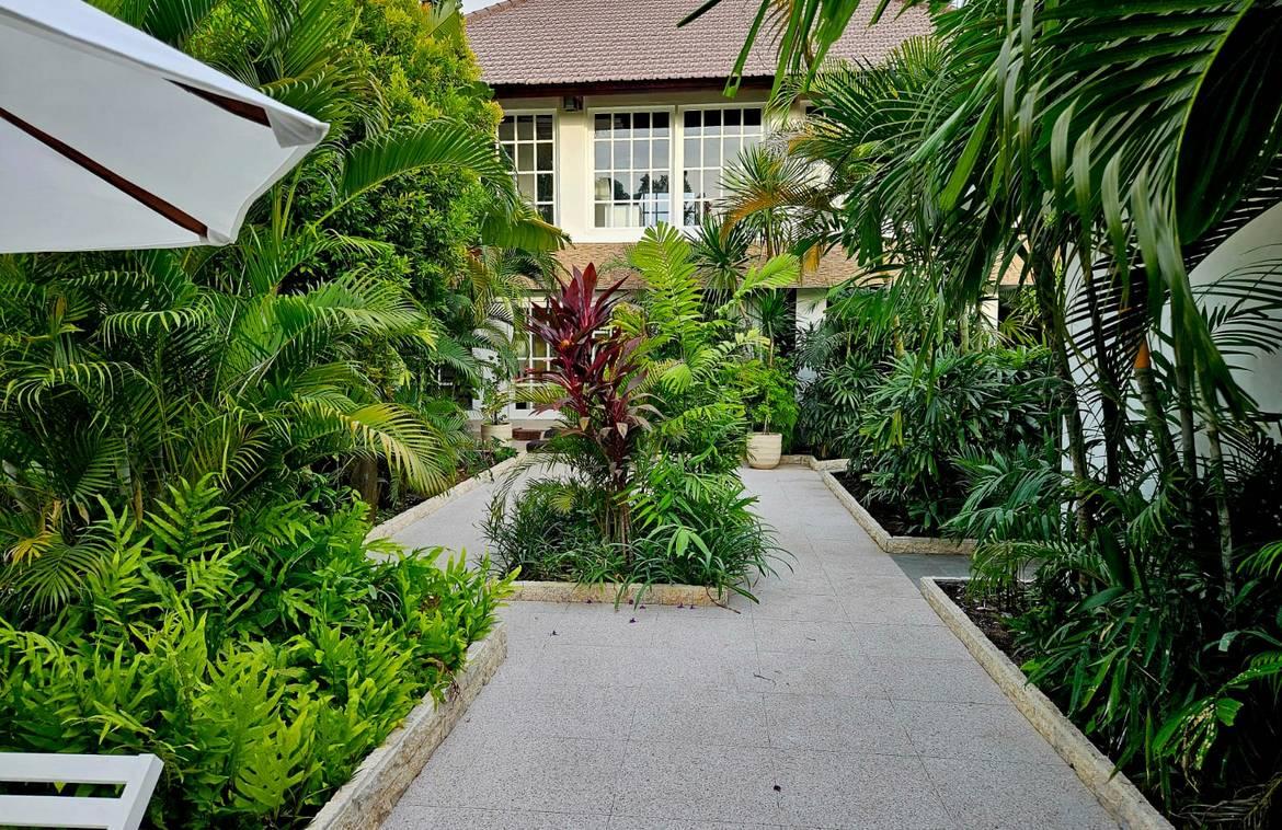 Superb 4 bedrooms villa in Seminyak, under value for lease — photo 1