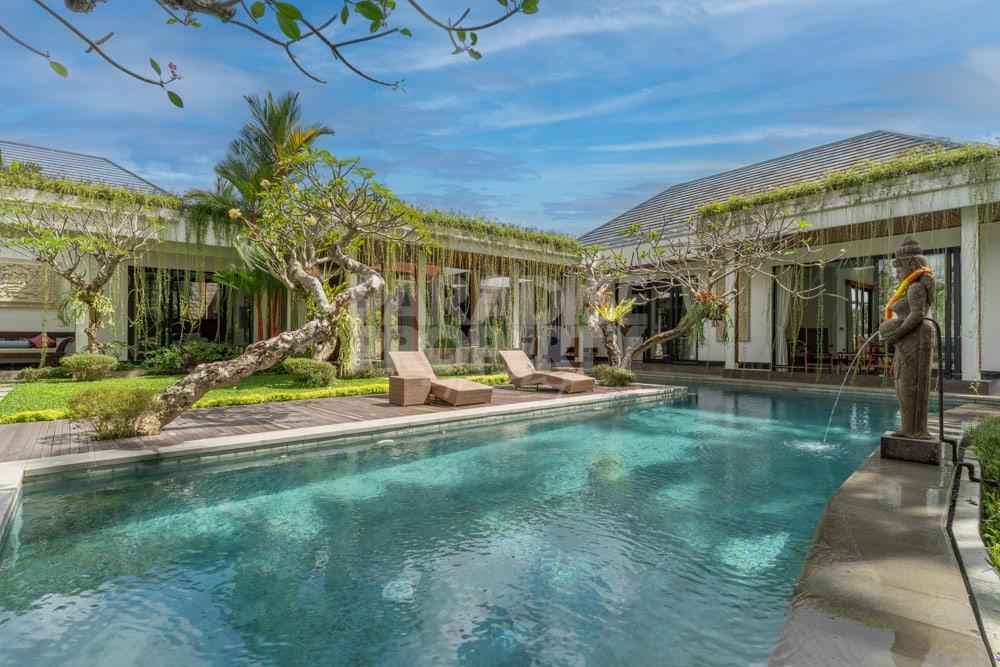 Luxurious 4-Bedroom Villa with Infinity Pool and Jungle Views, Minutes from Downtown Ubud — photo 3
