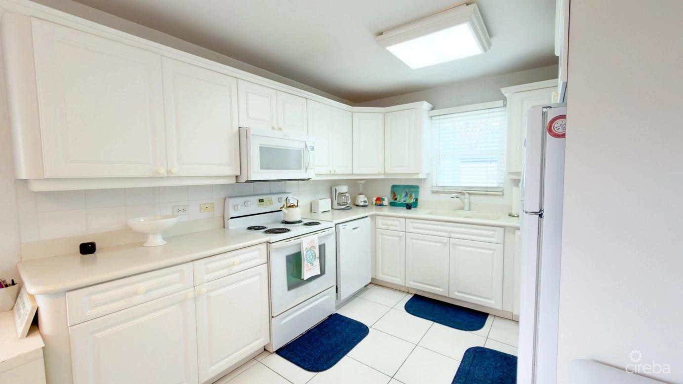 3-bedroom condo in Seven Mile Corridor, Cayman Islands — photo 5