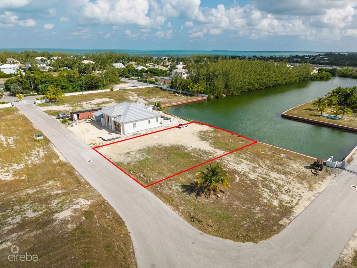 Superb Canal Front Lot On Peaceful Close — photo 4