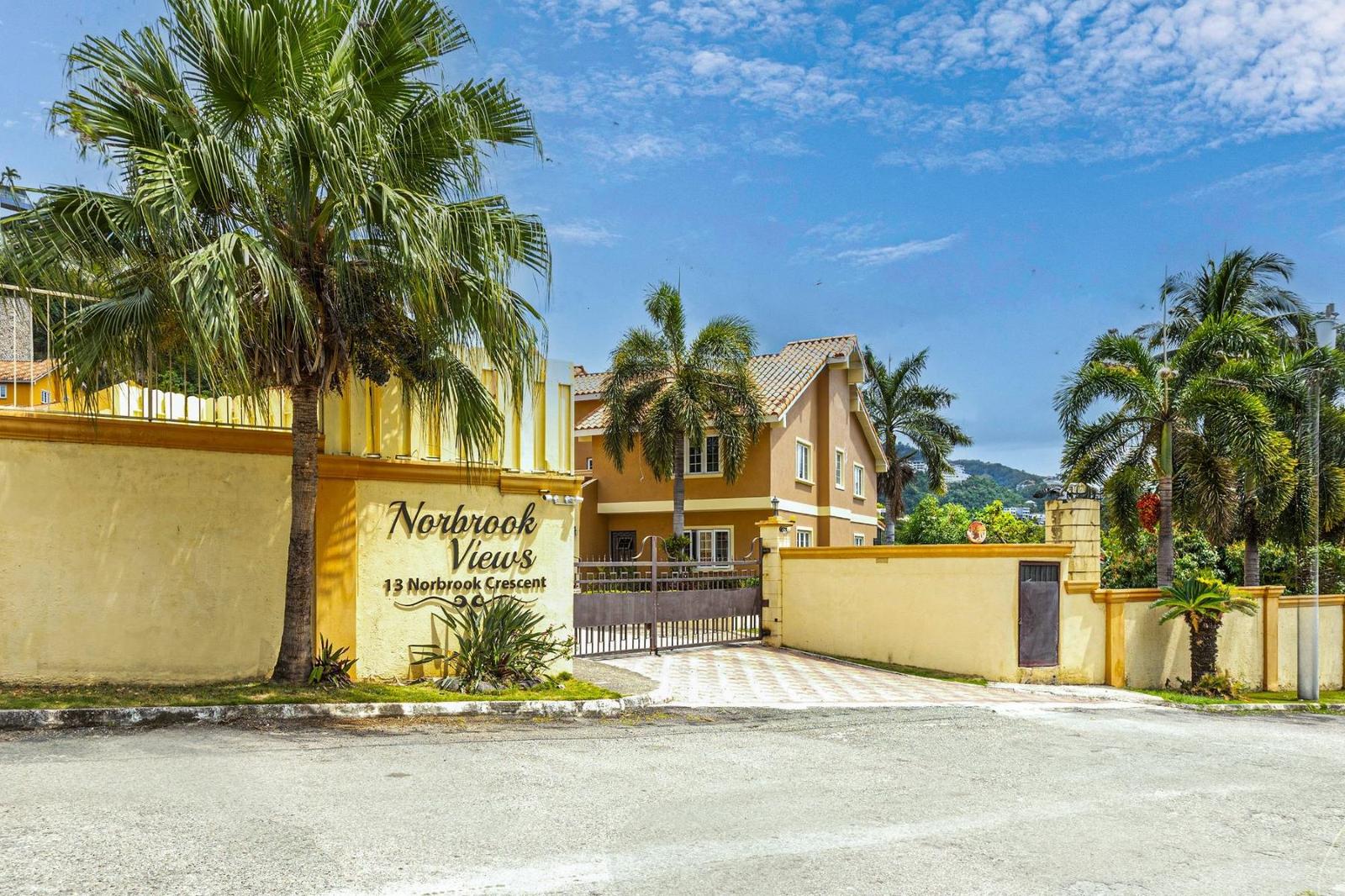 6 Bedroom Townhouse for Sale, Norbrook Views, St Andrew, Jamaica — photo 1