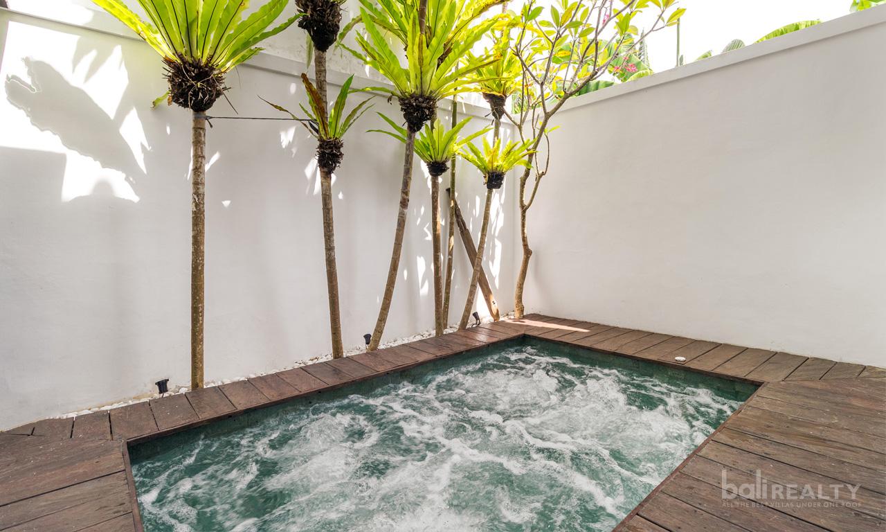 Contemporary Cozy Three-Bedroom Freehold Villa in the Seminyak Area - 2906 — photo 4