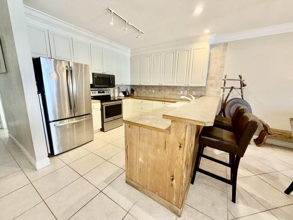 3-bedroom oceanfront condo in Port of Call Villas, Grand Bahama — photo 4