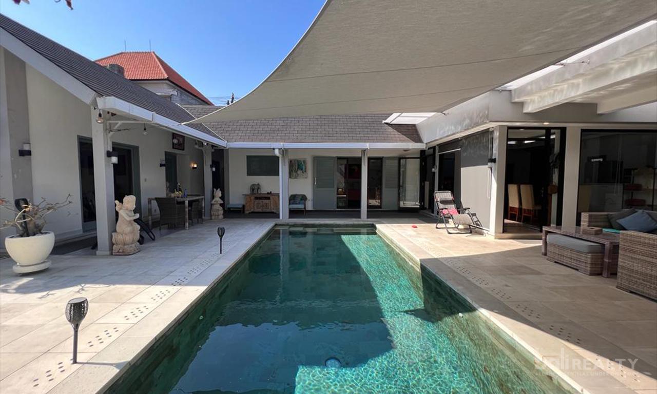 Modern Classic Three-Bedroom Villa in a Strategic Location of Kerobokan with Long Lease — photo 1