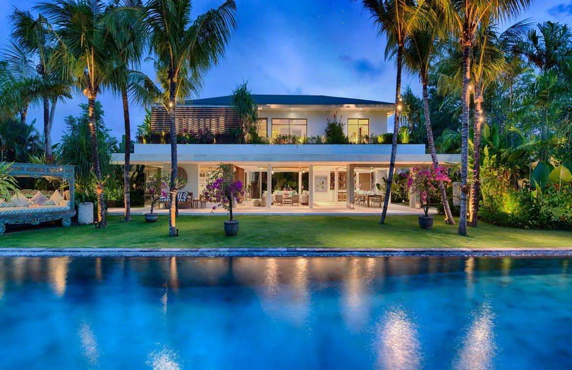 7-bedroom Beachside Luxury Estate 200m from Berawa Beach — photo 2