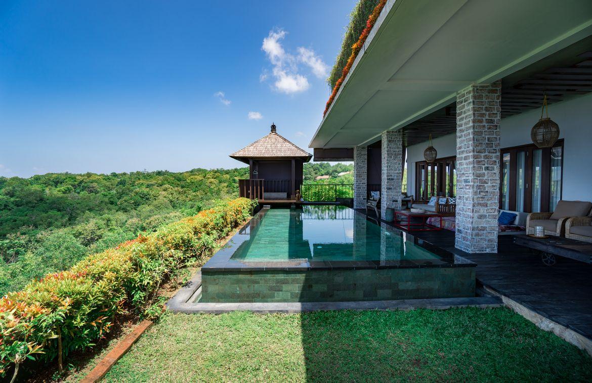Elevated 6-Bedroom Coastal Villa with Spectacular Ocean Views — photo 2