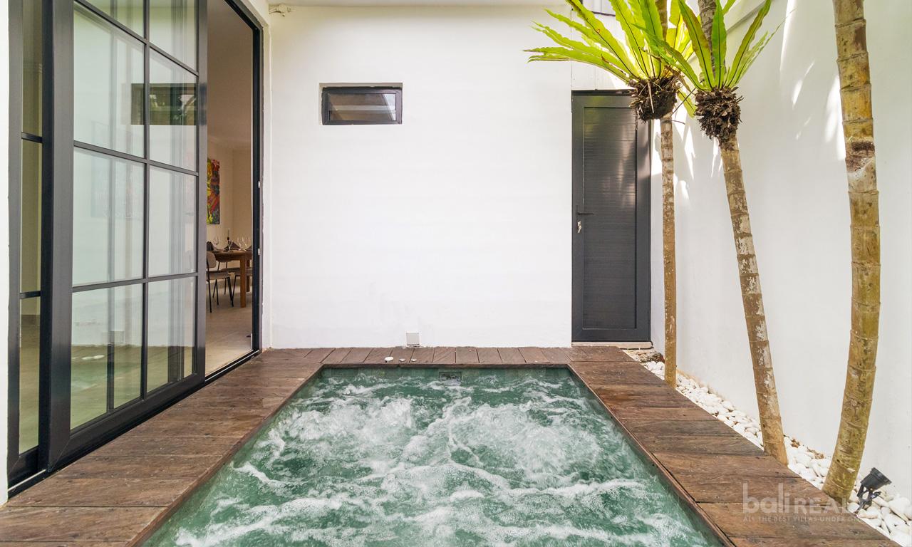 Contemporary Cozy Three-Bedroom Freehold Villa in the Seminyak Area - 2906 — photo 3