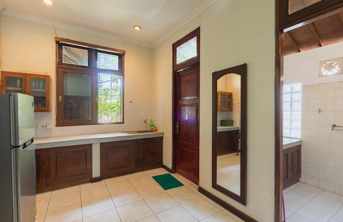 Rare Opportunity to Revitalize a Classic Balinese Cottage in Prime Seminyak — photo 4