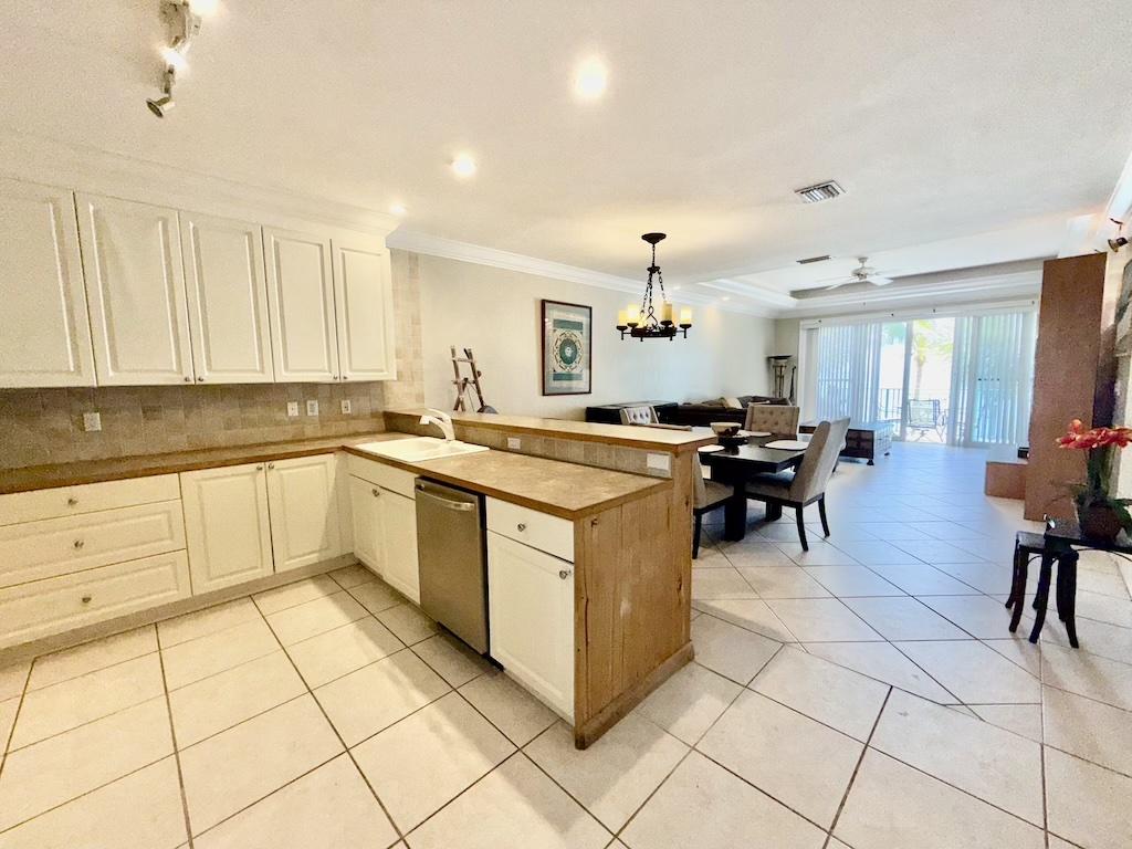 3-bedroom oceanfront condo in Port of Call Villas, Grand Bahama — photo 2