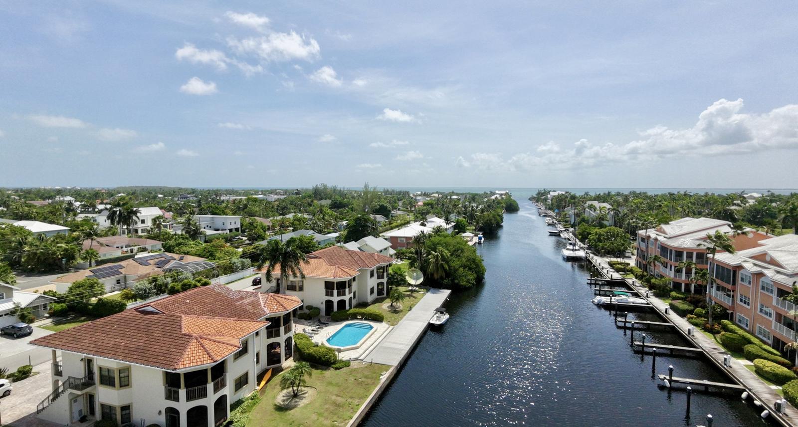 50-bedroom house in W Bay Bch South, Cayman Islands — photo 1
