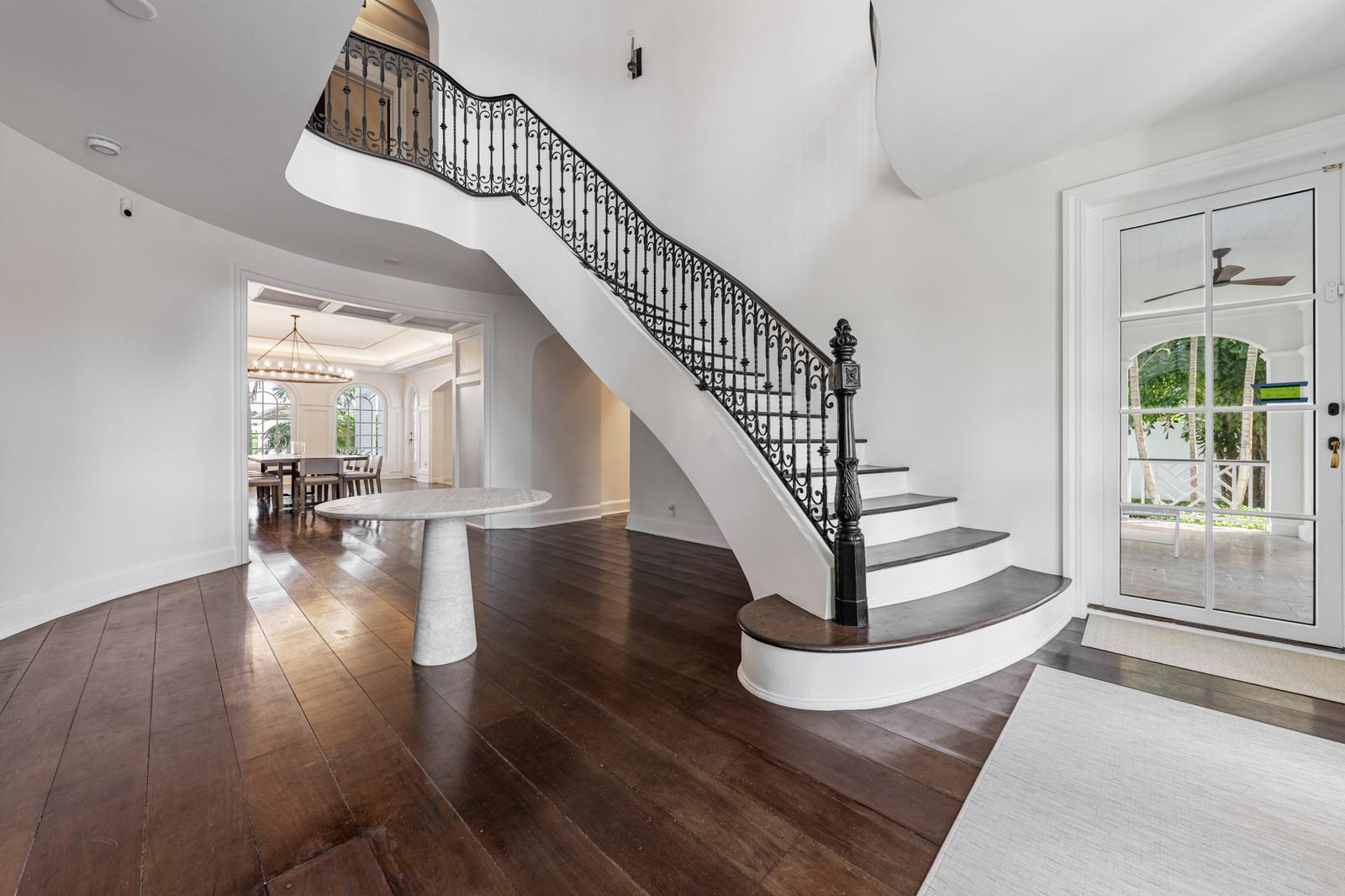 Private Waterfront Villa in famed Ocean Club Estates — photo 4