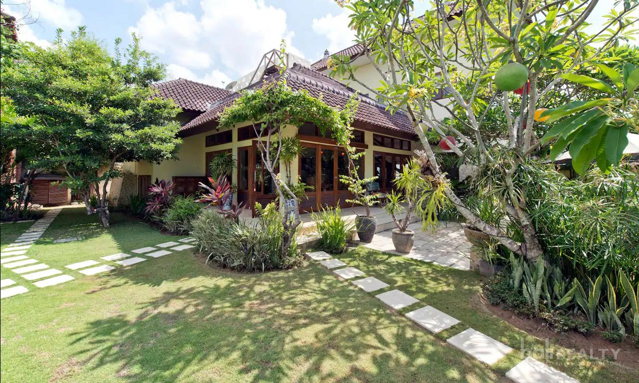 Escape to a Tropical 5-Bedroom Villa with Balinese-Style in Canggu — photo 3