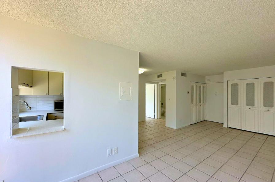 Sunny Isles Beach 1BR Remodeled Condo — photo 2