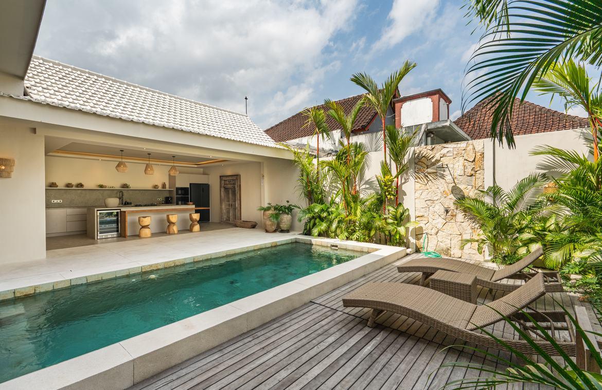 Contemporary 3-bedroom villa steps from shops and Berawa beach in Canggu, Bali, Indonesia. — photo 5