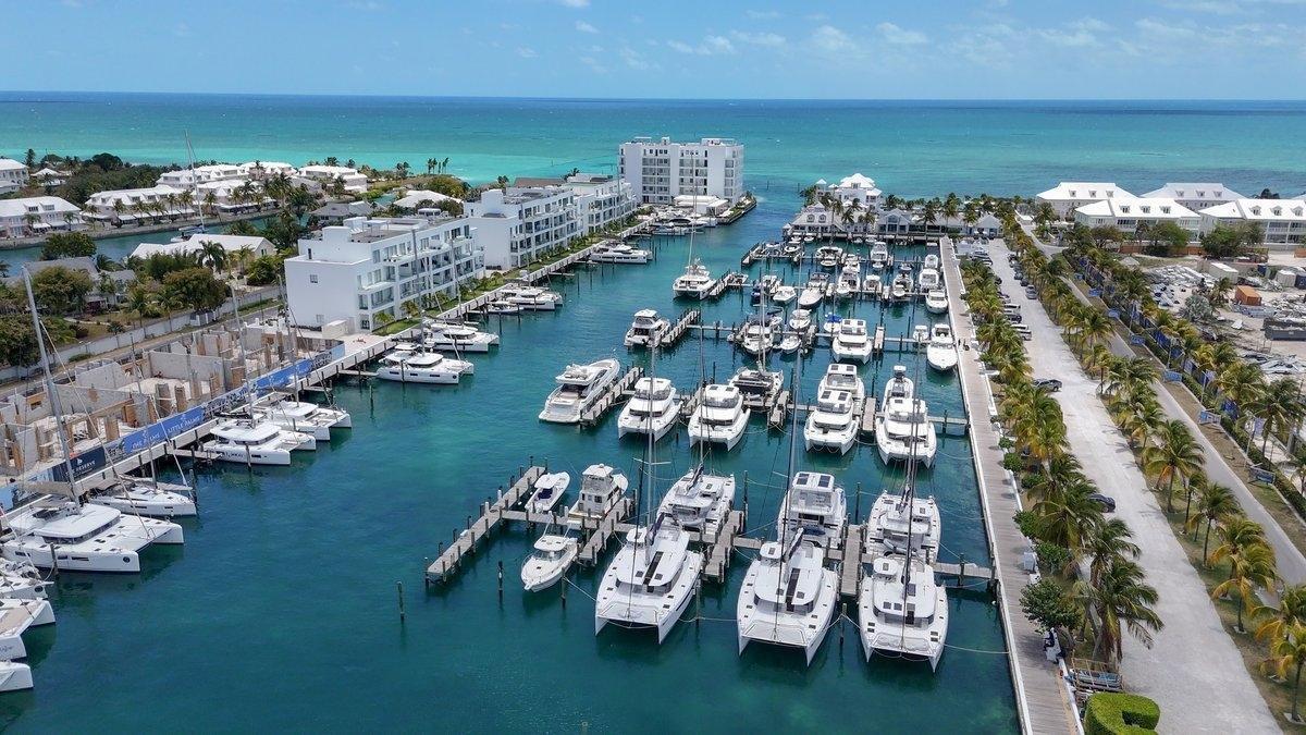 76/77 PALM CAY MARINA — photo 2