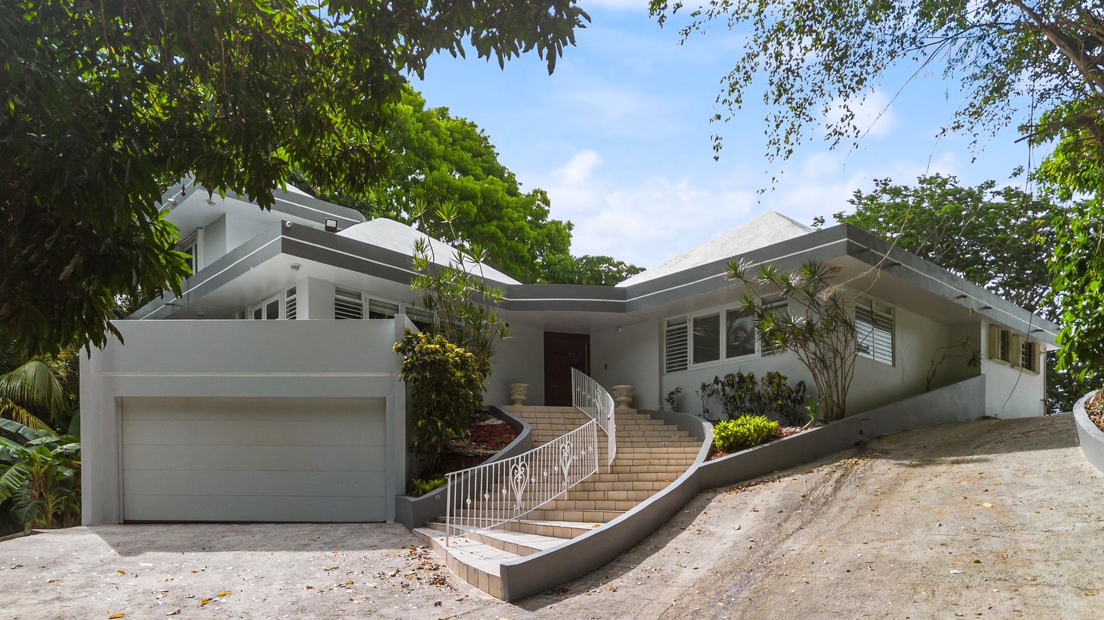 Exclusive residence for sale in the prestigious Sunset Hills community in Guaynabo PR. — photo 1
