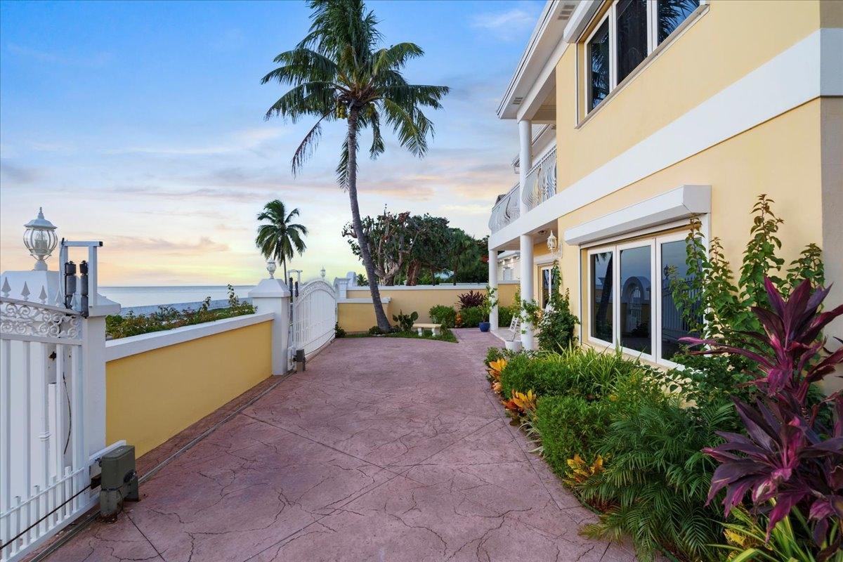 3 bedroom Residence for sale — VILLA SUNDANCE in Nassau — photo 1