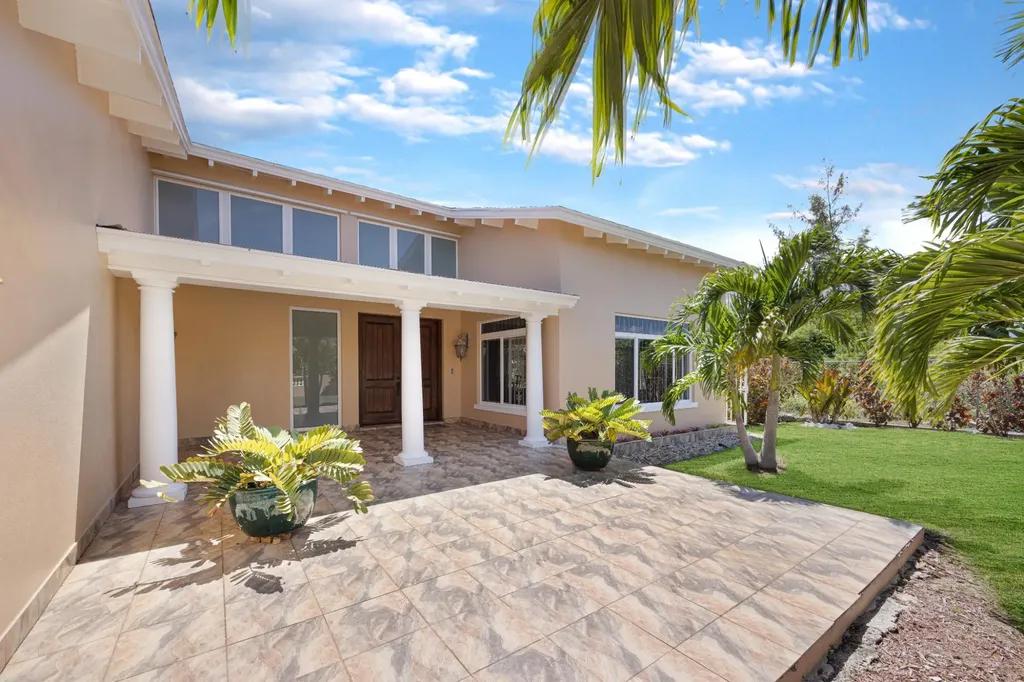 4-bedroom house in Winton with swimming pool — photo 4