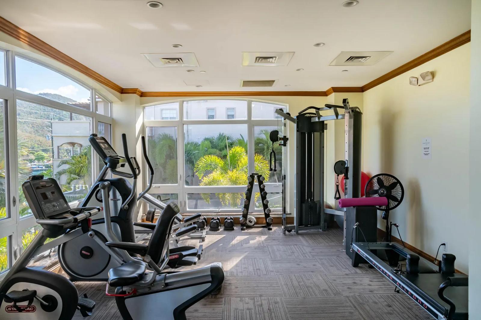 1 Bed, 2 Baths, 910 Sqft Apartment in Cruz Bay Town — photo 5